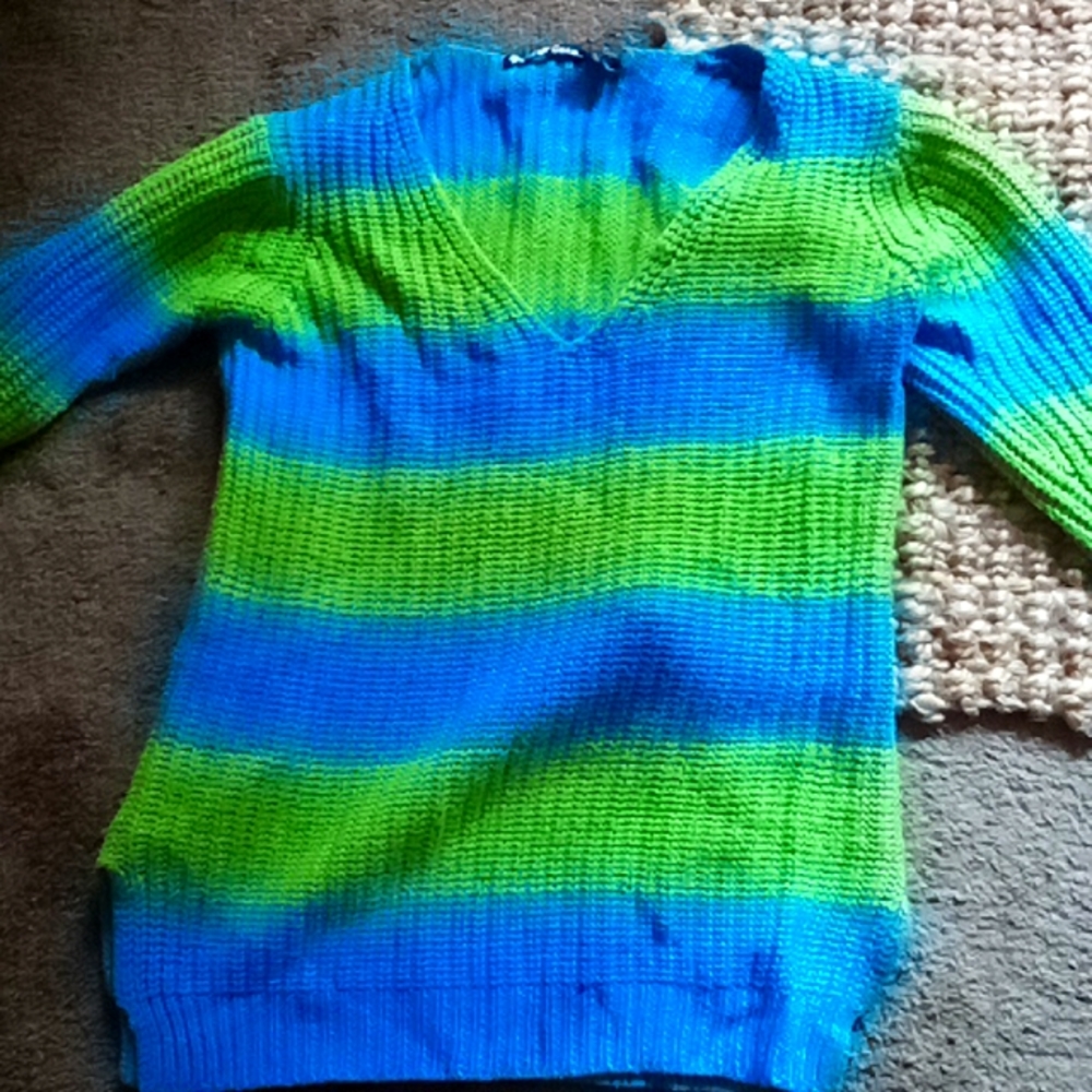 Planet Gold Vee-neck sweater